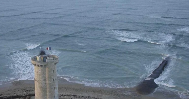 square-waves-in-the-ocean-stunning-to-see-deadly-t cover