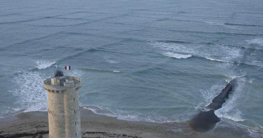 square-waves-in-the-ocean-stunning-to-see-deadly-t-cover square-waves-in-the-ocean-stunning-to-see-deadly-t cover